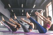 Eine Gruppe trainiert Pilates Eine Gruppe trainiert Pilates